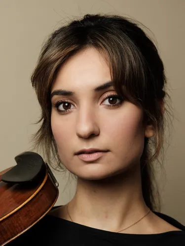 Porträt: Ava Bahari