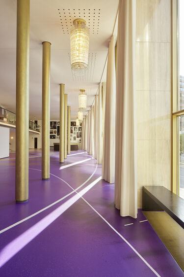 Parkettfoyer: Bodengemälde „Potential“ von Jorinde Voigt