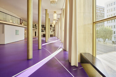 Parkettfoyer: Bodengemälde „Potential“ von Jorinde Voigt