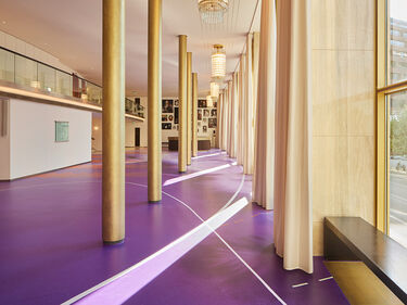 Parkettfoyer: Bodengemälde „Potential“ von Jorinde Voigt