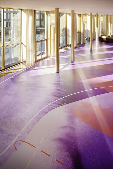 Parkettfoyer: Bodengemälde „Potential“ von Jorinde Voigt