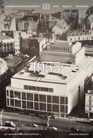 Da das Bühnenhaus im Krieg erhalten geblieben war, entschloss man sich trotz des beengten Platzes zwischen der Dammtorstraße, Großer und Kleiner Theaterstraße, die Oper an der alten Stelle zu belassen.