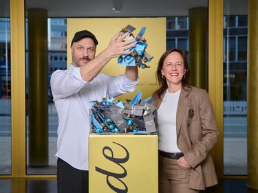 Tobias Kratzer, Intendant der Staatsoper Hamburg, und Melanie Hübel, Marketingleiterin der Pralinenmanufaktur Sawade