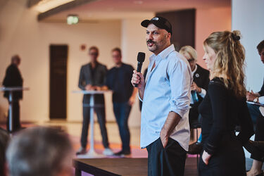 Anmoderation Eröffnungs­diskussion: Tobias Kratzer, Laura Schmidt