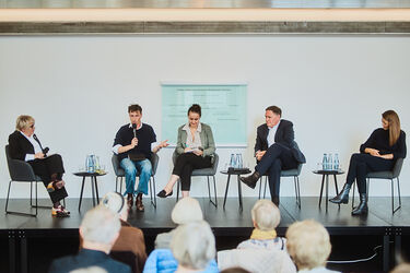 Podium der Eröffnungsdiskussion mit Bascha Mika, Nikolaj Schultz, Carsten Brosda und Jorinda Voigt