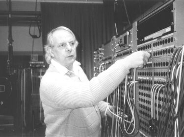 Karlheinz Stockhausen im Oktober 1994 während der Produktion der Elektronischen Musik von „Freitag“ aus „Licht“ im Studio für Elektronische Musik des WDR in Köln
